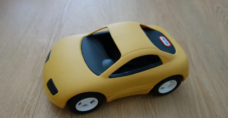 Auto z odolného plastu, délka 24 cm