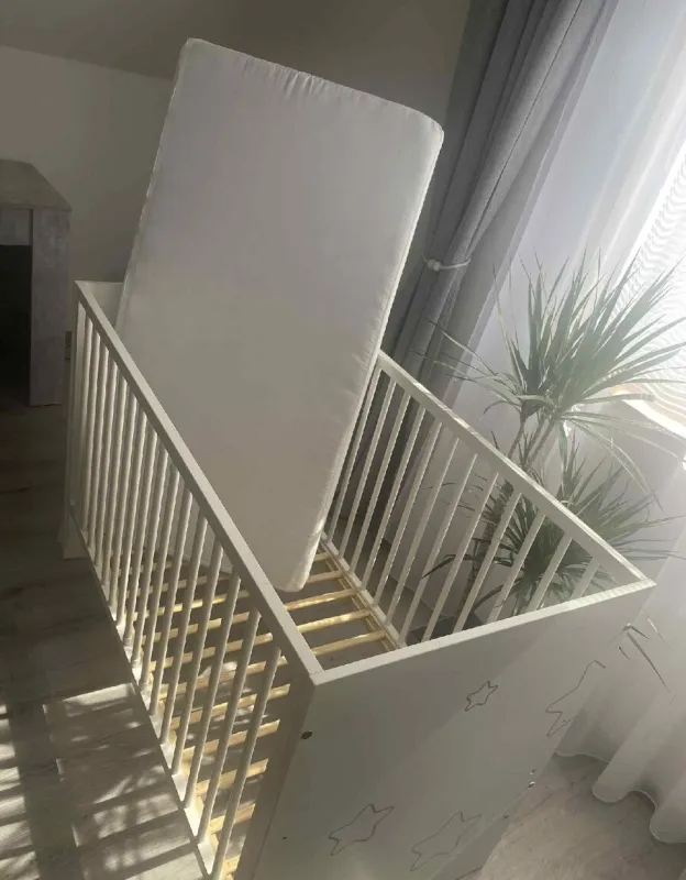Dětská postýlka s matraci