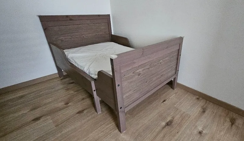 Rostoucí postel IKEA Sundvik hnědá