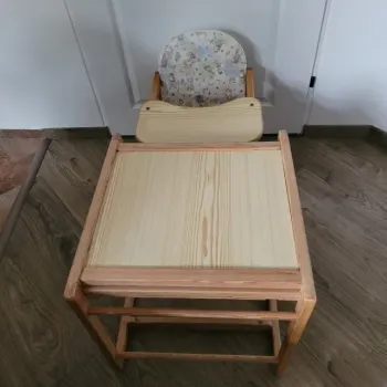 dřevěná jídelní židlička, dřevěný stůl a židle