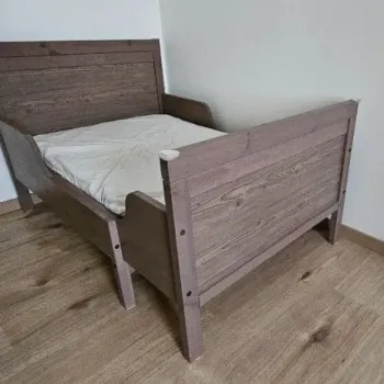 Rostoucí postel IKEA Sundvik hnědá